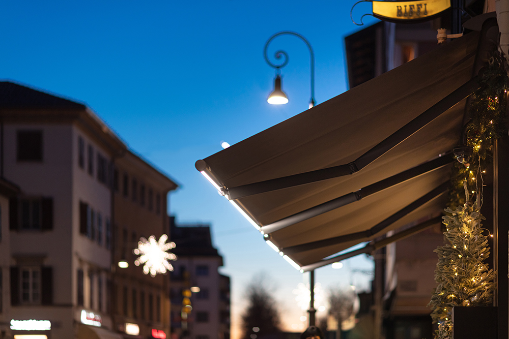 Tenda a bracci estensibili motorizzati T-Way con illuminazione a Led