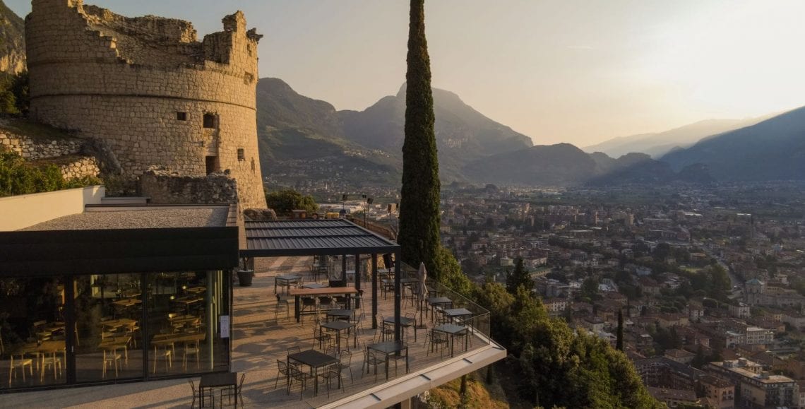 Pergolas bioclimatiques Brera di Pratic réalisées pour le Bastion Lounge & Restaurant à Riva del Garda.
