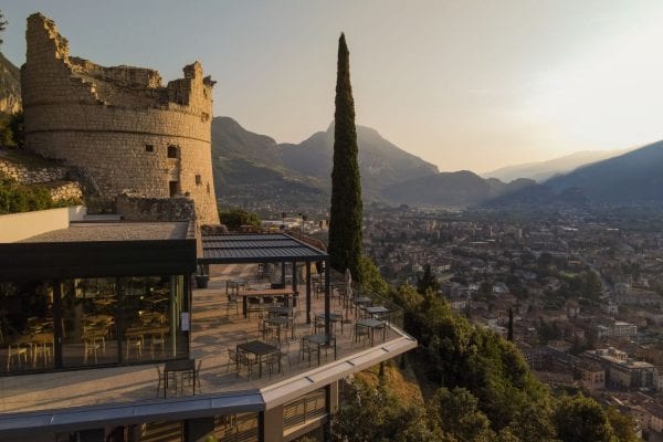 Die bioklimatischen Pergolen Brera von Pratic wurden für die Bastione Lounge & Restaurant in Riva del Garda angefertigt.