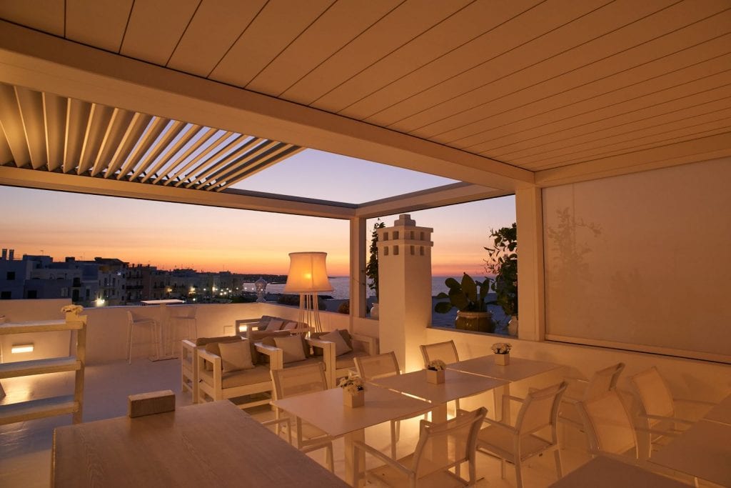 Bioclimatic pergola Brera with retractable blades