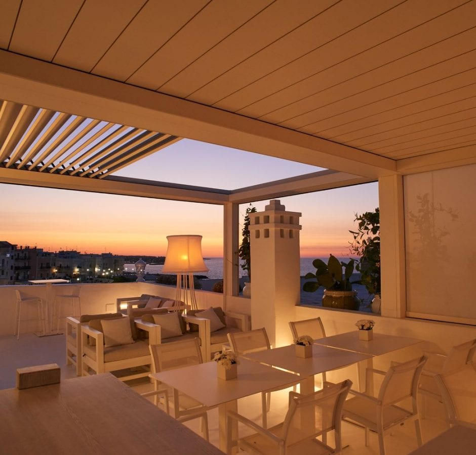 Foto terrazzi con copertura bioclimatica grazie all'installazione di Brera con lame retraibili