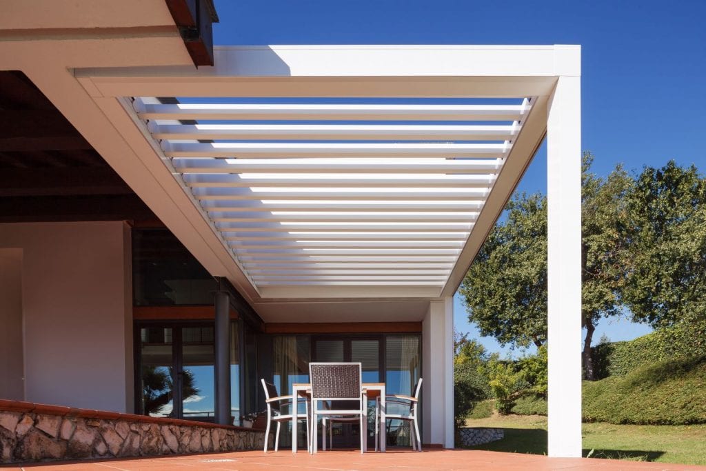 Bioclimatic pergola Opera with adjustable blades