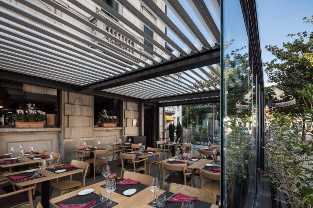 Bioklimatische Pergola zum Schutz der Außenbestuhlung von Bars und Restaurants vor Sonne und Regen