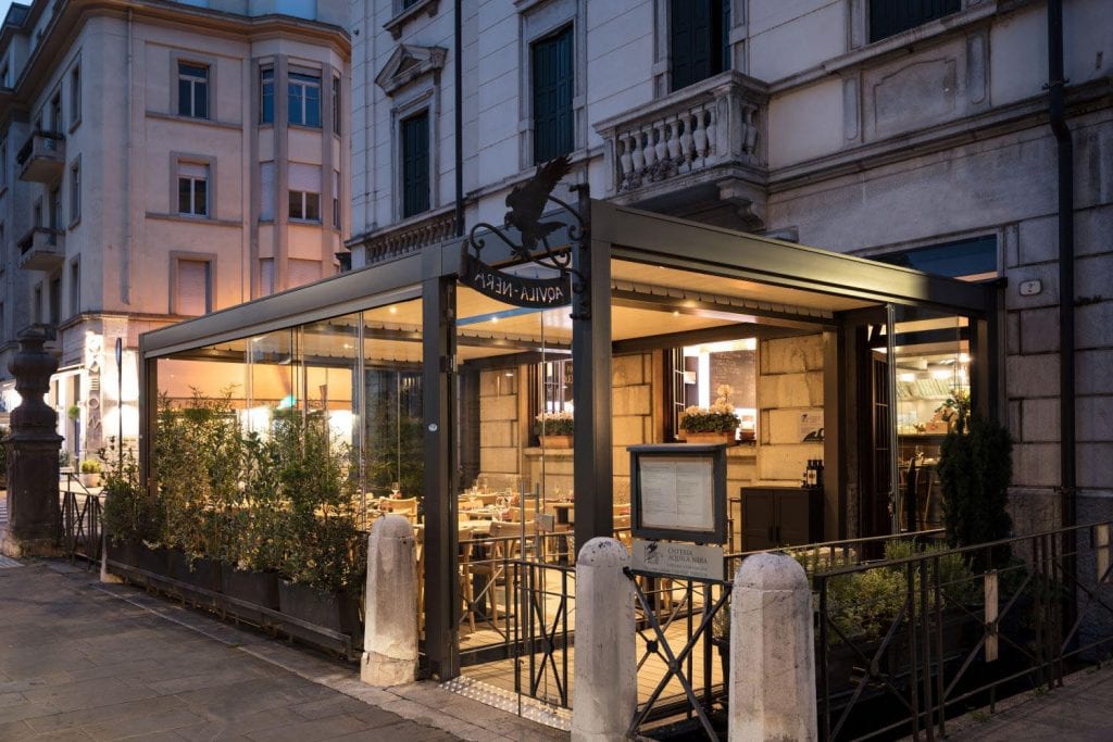 Bioklimatische Pergola zum Schutz der Außenbestuhlung von Bars und Restaurants vor Sonne und Regen