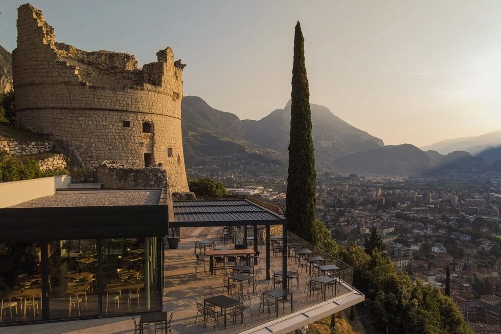 Pergola bioclimatica per riparare dal sole e dalla pioggia i coperti presso un bar o presso un ristorante