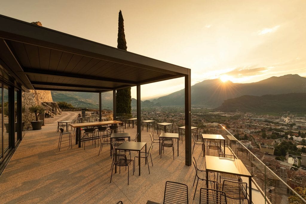 Pergolas bioclimatiques pour protéger les sièges d'un bar ou d'un restaurant du soleil et de la pluie