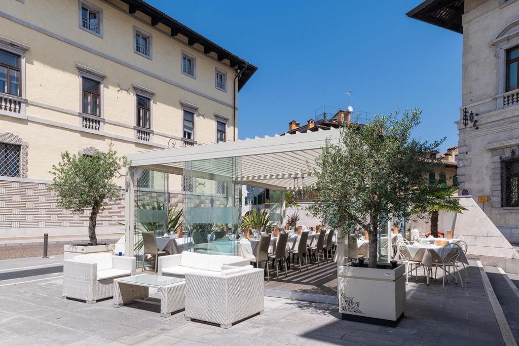 Pergolas bioclimatiques pour protéger les sièges d'un bar ou d'un restaurant du soleil et de la pluie