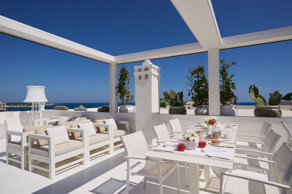 Pergola bioclimatica per riparare dal sole e dalla pioggia i coperti presso un bar o presso un ristorante