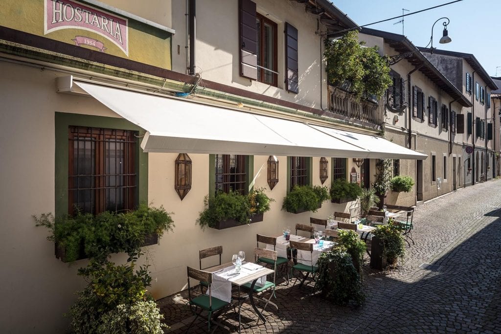 Stores d’extérieur pour protéger les sièges d'un bar ou d'un restaurant du soleil et de la pluie