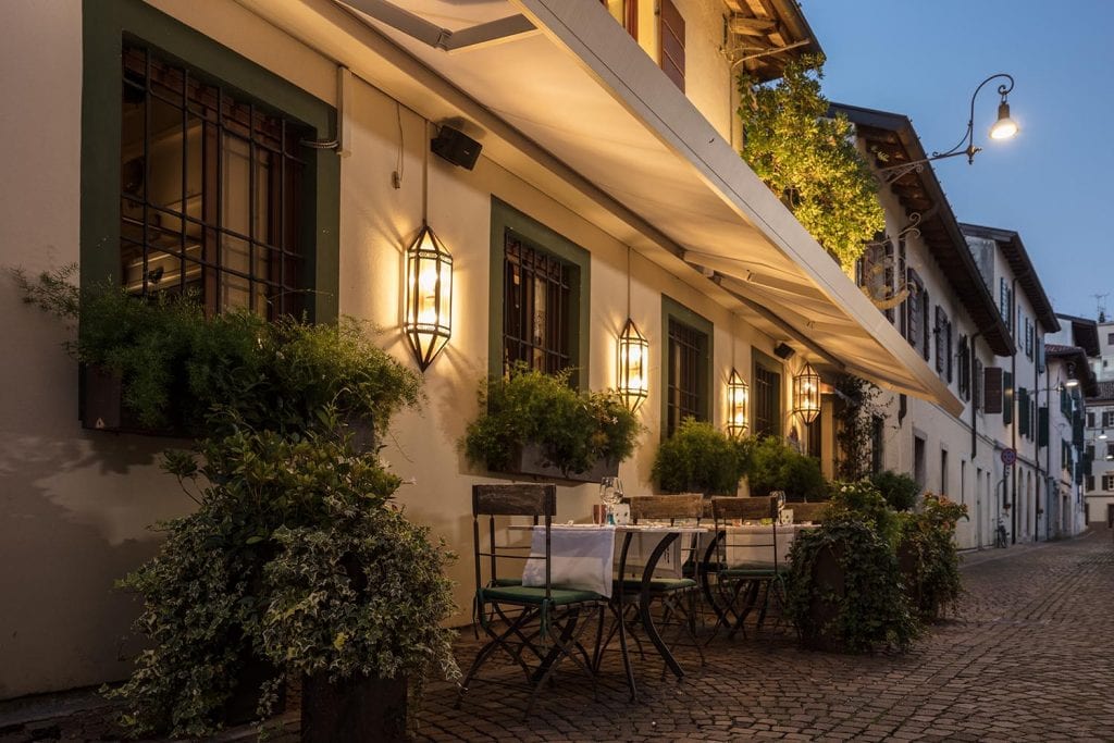 Toldo motorizado para proteger los asientos de un bar o restaurante del sol y la lluvia