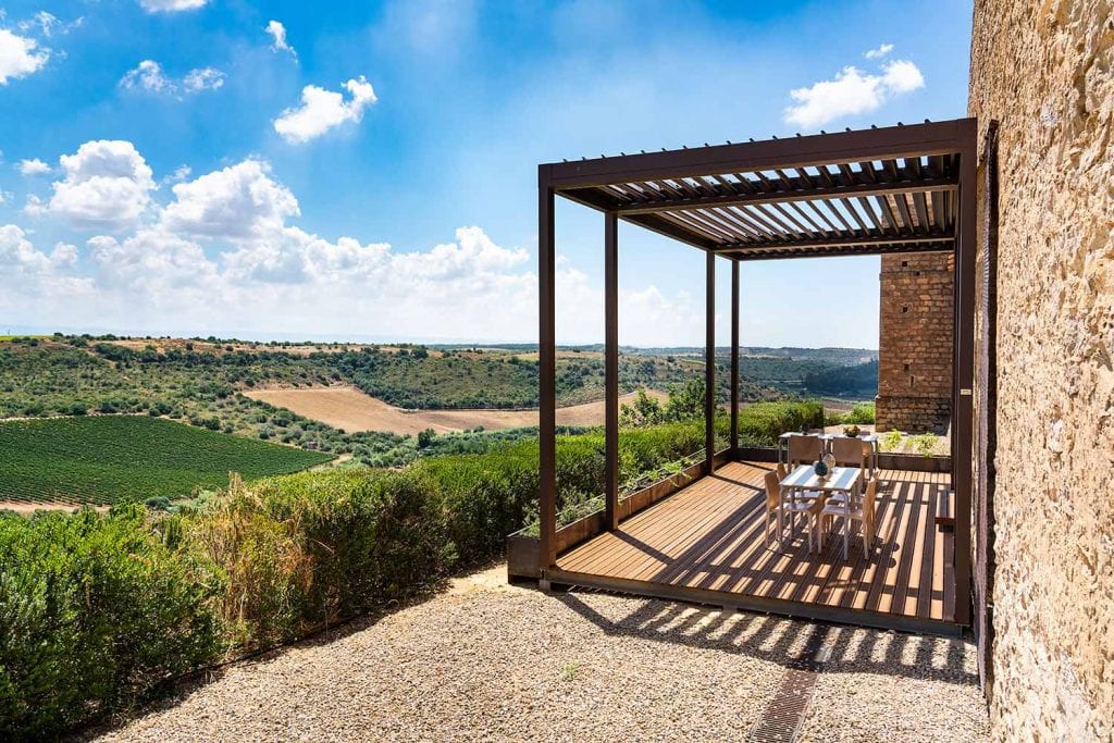 Pergola Vision in alluminio per la terrazza della sala ristorante del Wine Relais Feudi del Pisciotto