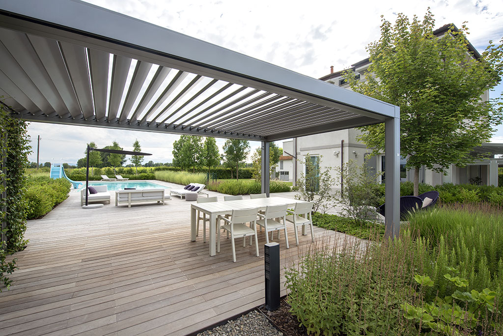 Opera, bioklimatische Pergola mit einstellbaren Lamellen mit Automatisierungssystem