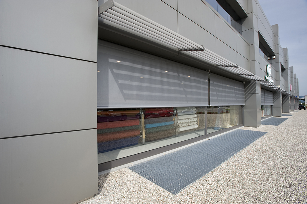 X1 is the stainless steel vertical awning suitable for the shelter of shop windows