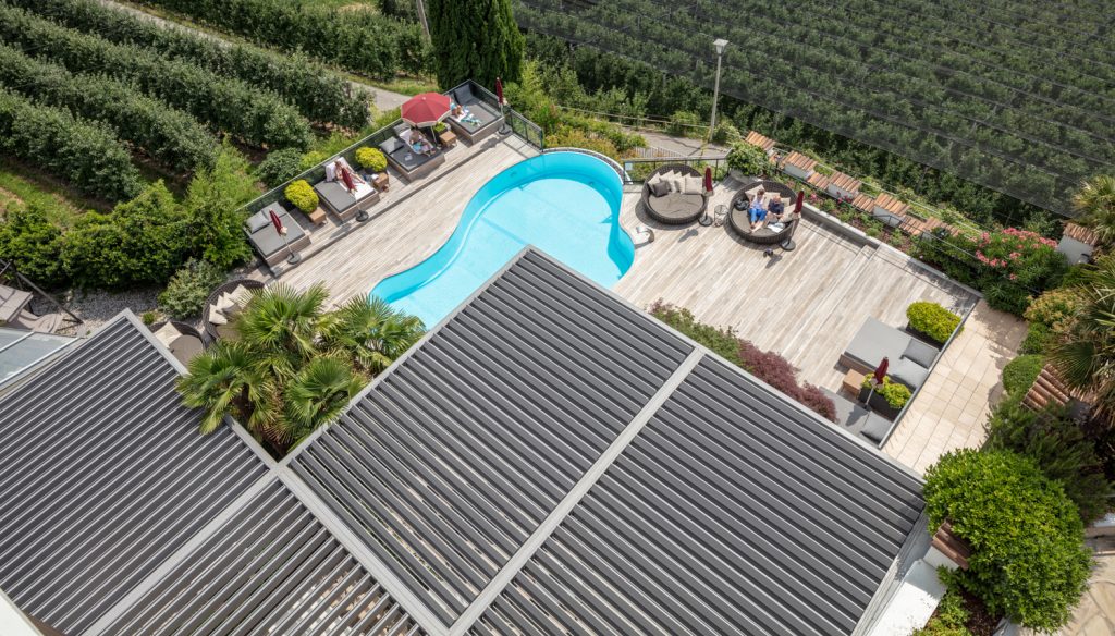 Bioclimatic pergola Vision for hotel swimming pools