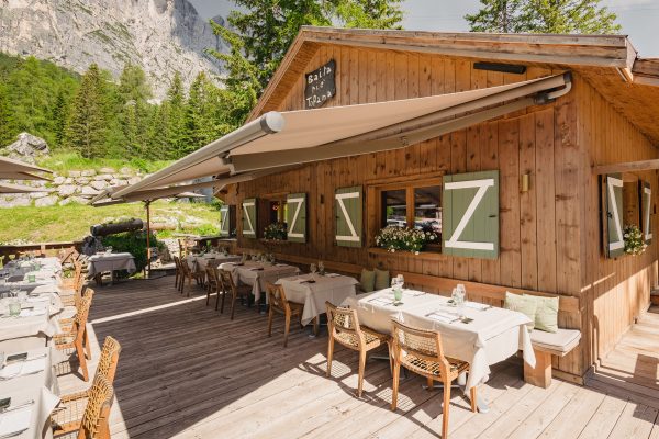 Ristaurant chalet with retractable arm awnings T-Way