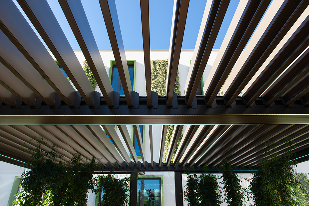 Detail of adjustable blades of the Opera bioclimatic pergola