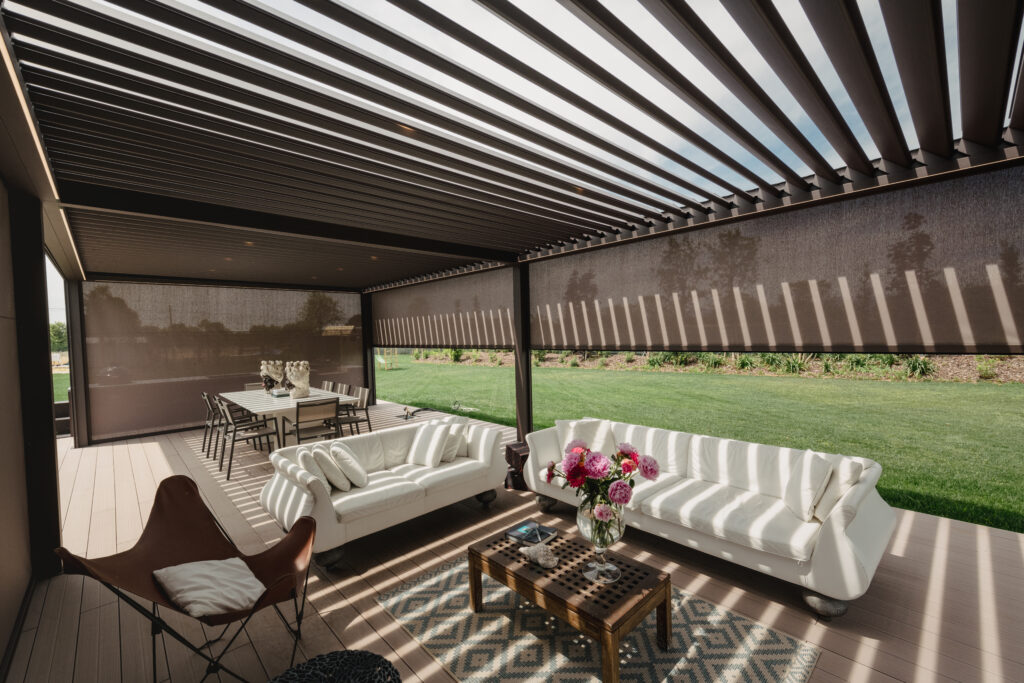 Opera bioclimatic pergola with Raso perimeter awnings