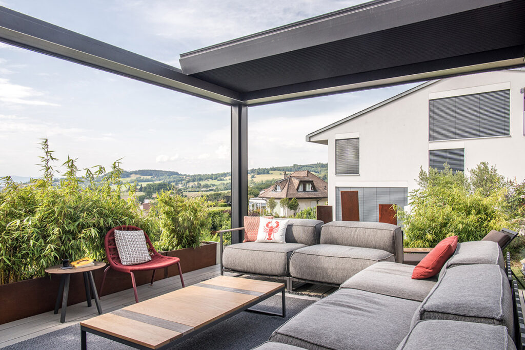 Pergola addossata Bioclimatica Brera con lame retraibili, villa privata, Lavaux