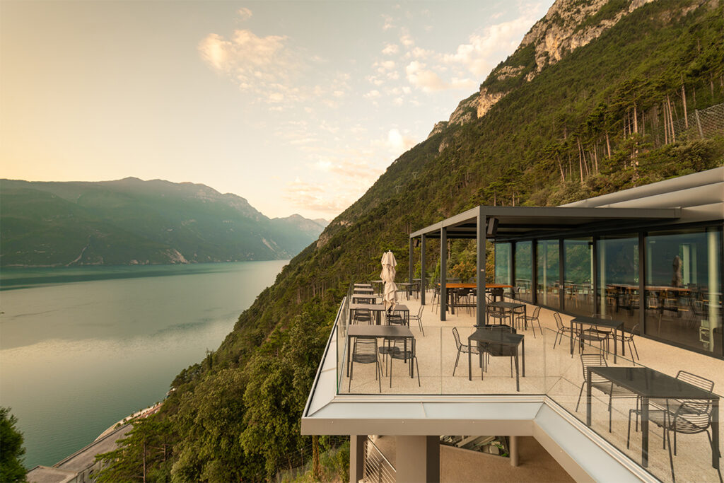 Pérgola bioclimática Brera, terraza Bastione Lounge & Restaurant, Lago de Garda