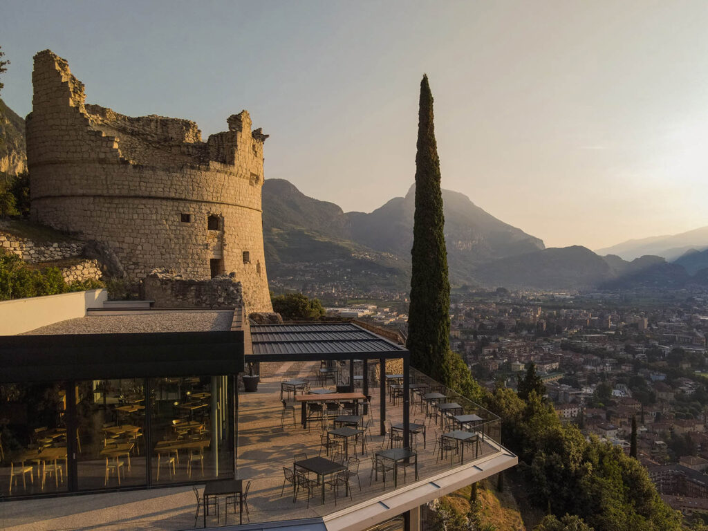 Pergola per terrazzo Brera ai piedi del Bastione a Riva del Garda