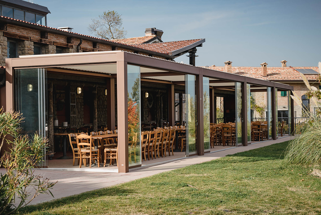 Dehors eines Restaurants mit Pergola Opera