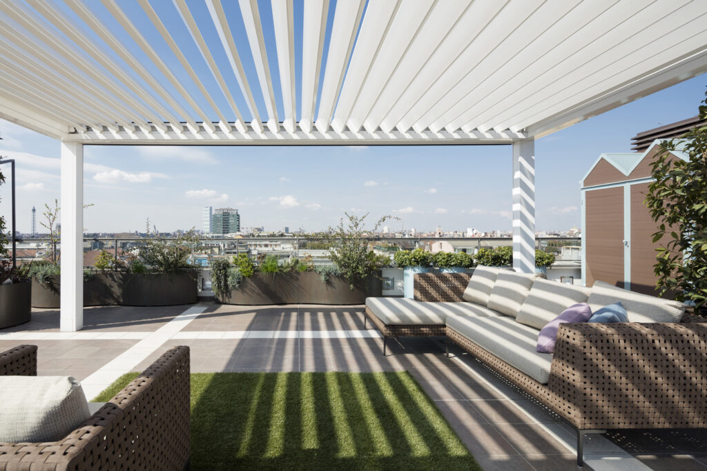Un elegante rooftop nel centro di Milano ospita la pergola bioclimatica Opera di Pratic