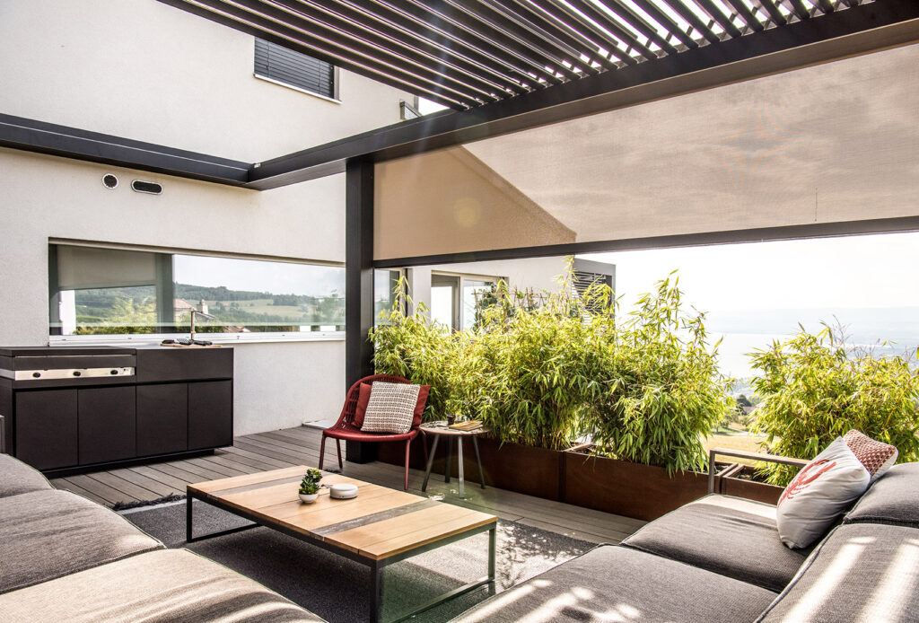 Un buon equilibrio di materiali, colori e finiture garantisce un piacevole impatto estetico ad ogni terrazzo