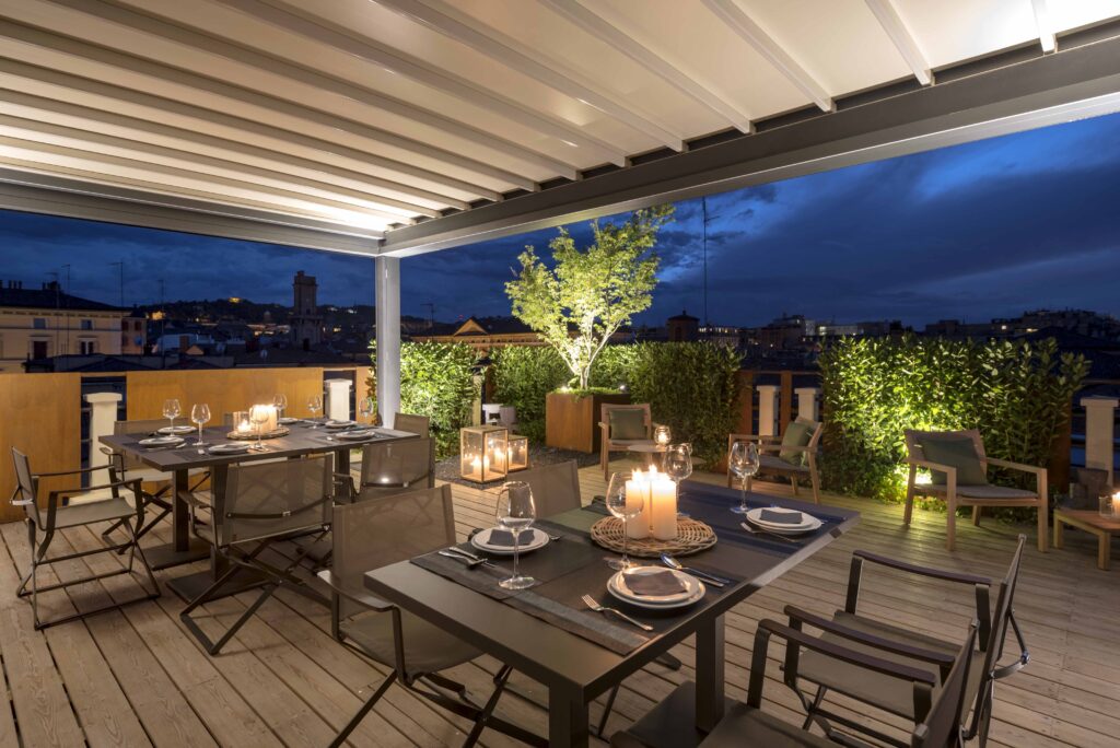 La pergola Nomo e piante alte da terrazzo permettono di allestire balconi e terrazzi creando un ambiente da vivere tutto l'anno