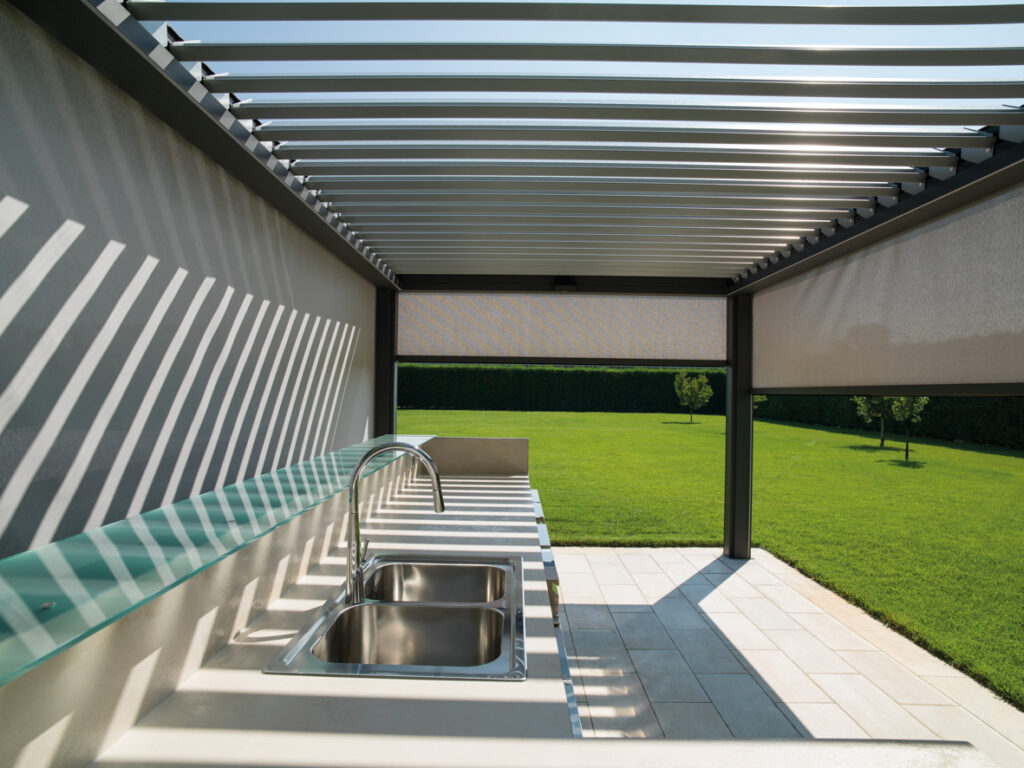 Pergola Opera con cucina da giardino permette di sfruttare al meglio gli spazi dehors