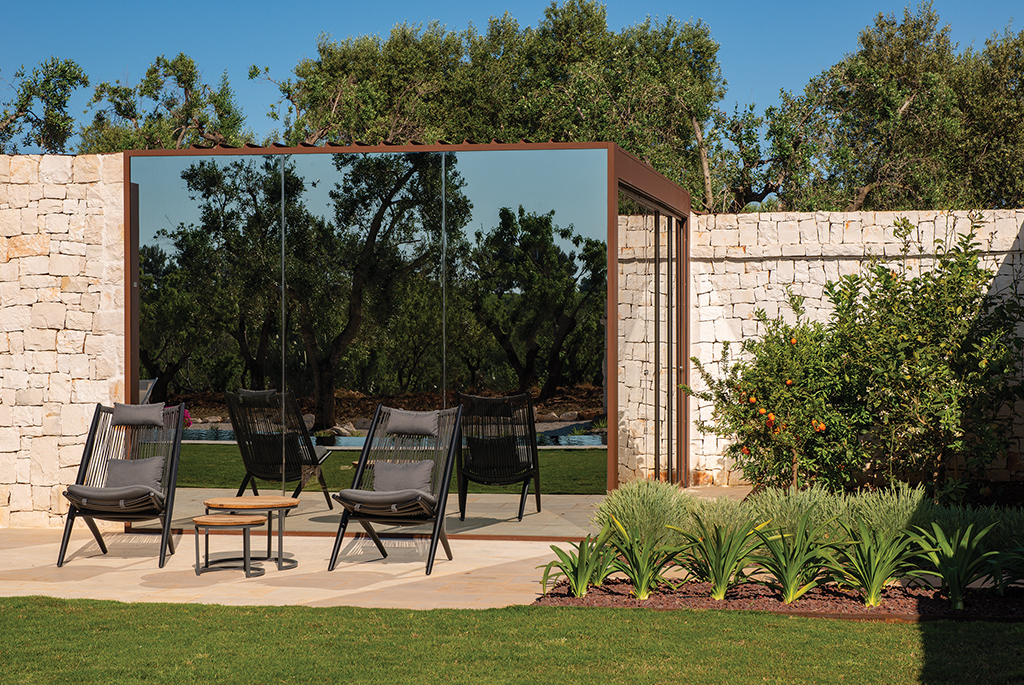 Pérgola Connect en un jardín funcional