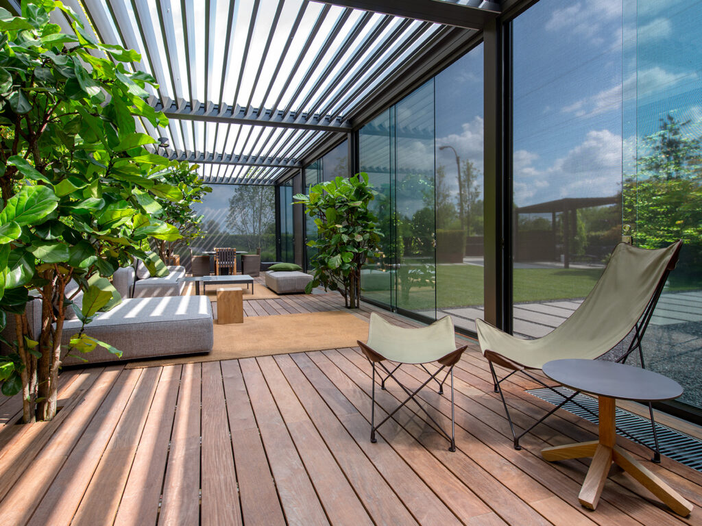 pergola bioclimatica nello showroom Frassinago