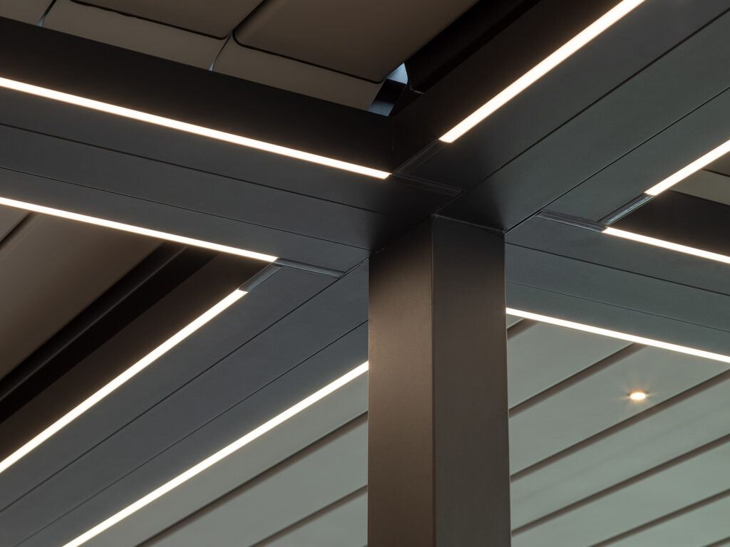 Detail einer LED, die an einer motorisierten bioklimatischen Pergola angebracht ist